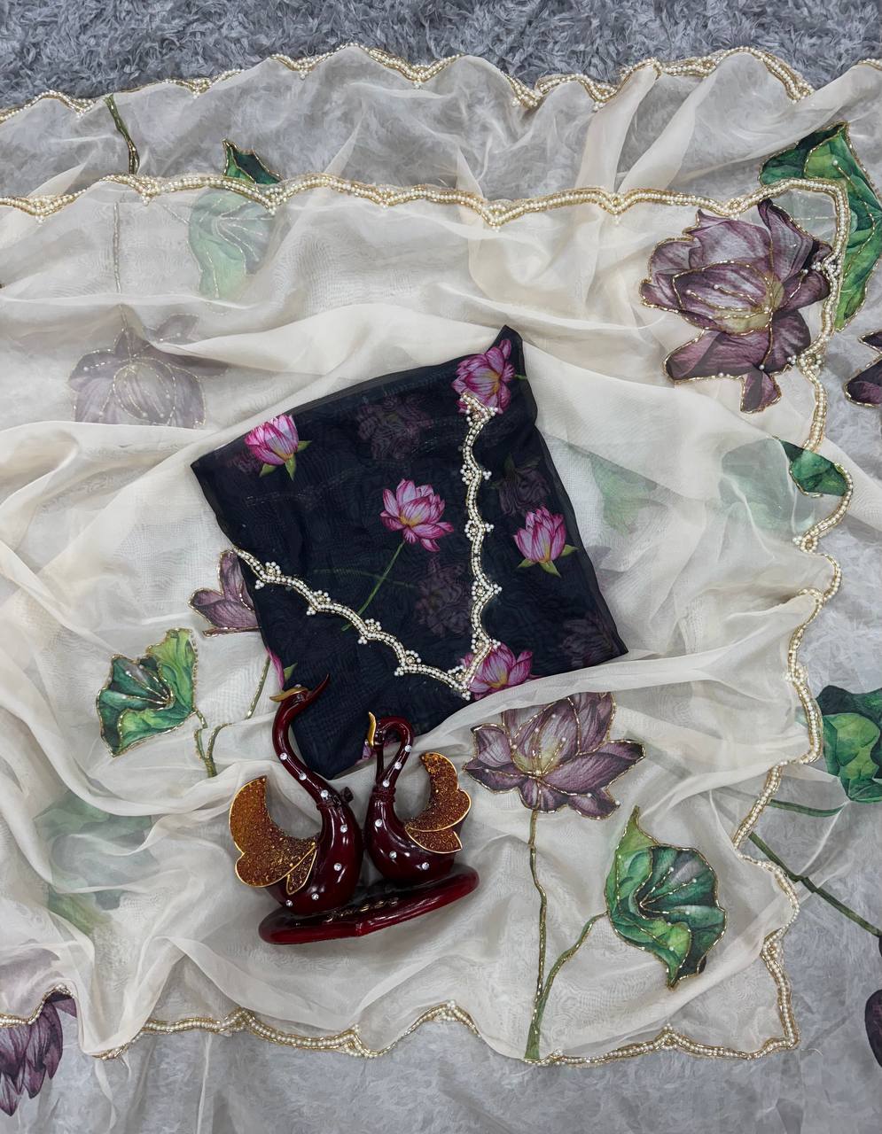 Women's Exquisite Lavender & White Organza Saree with Hand-Painted Lotus Floral Motifs & Gold Embellished Border – Complete with Matching Printed Blouse for Festive & Special Occasions - Image 7